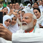 योग दिवस, PM मोदी सेल्फी, डल लेक, कश्मीरी यूथ, ल​ड़कियां, बच्चे, फोटो वायरल