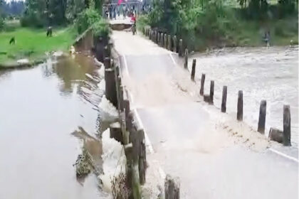 चौथा पुल गिरा, किशनगंज, मरिया नदी bridge, धंस गया पाया, बिहार में चौथा पुल कुर्बान