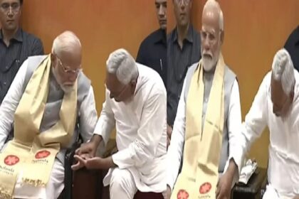 नीतीश कुमार ने प्रधानमंत्री मोदी का हाथ थामा