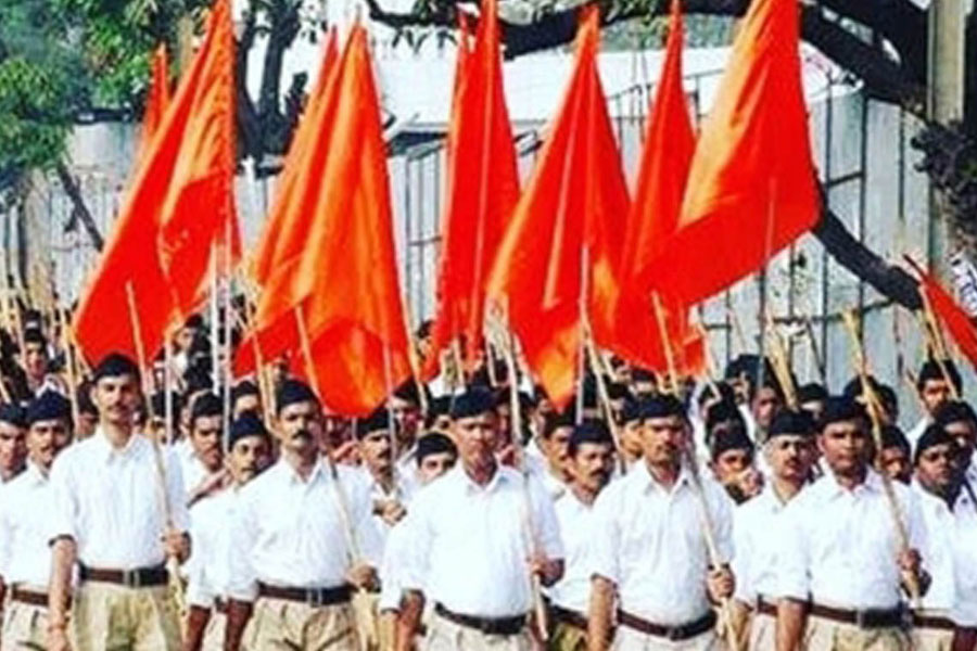 बैन हटा, RSS बैठक, 58 साल, सरकारी कर्मी