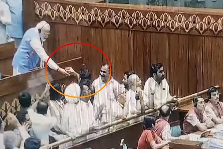 संसद, कांग्रेसी MP, PM मोदी ने पिलाया पानी, राहुल गांधी, मुहब्बत की दुकान, पानी का ग्लास