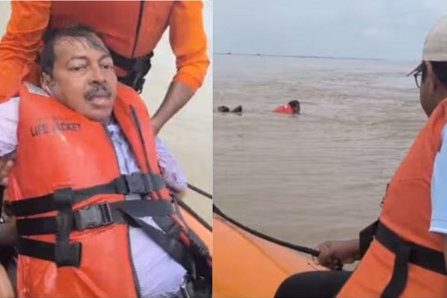 चीफ इंजीनियर, गंगा में गिरे, NDRF बोट, डूबने से बचे, भागलपुर, नवगछिया