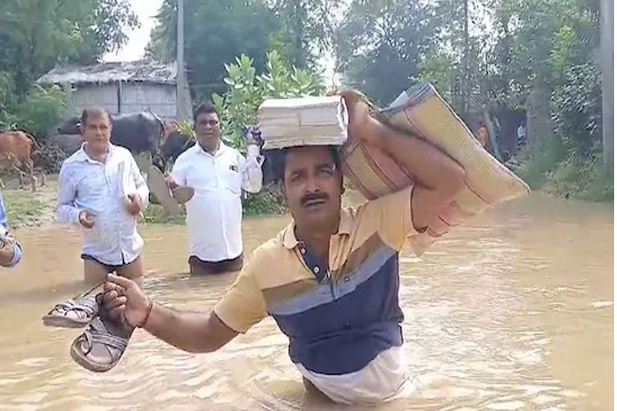 शिक्षक, बाढ़, दरभंगा, कमर भर पानी, हाथ में चप्पल, सिर पर कॉपी, नौकरी की मजबूरी