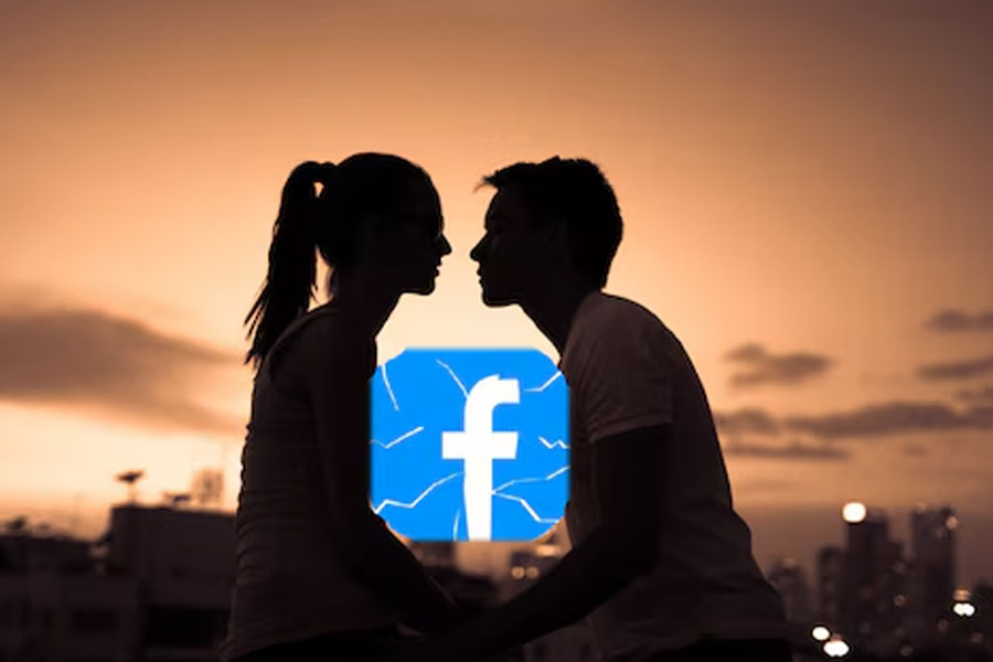 फेसबुक, प्यार, 42 वर्षीया महिला, आधी उम्र का लड़का, मंदिर में शादी, पति-बाल-बच्चों को छोड़ा