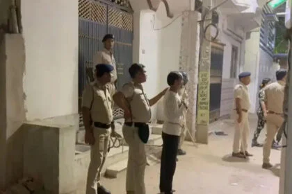हमला, पटना पुलिस, आक्रोशित भीड़, वारंटी को छुड़ाया