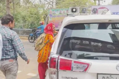 शिक्षा मंत्री, कार से लटकी, महिला, धक्का, वीडियो, वायरल