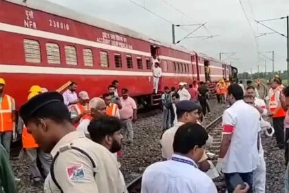 ट्रेन, दुर्घटना, अवध असम एक्सप्रेस, ट्रॉली, टक्कर, एक रेलकर्मी, मौत, 4 जख्मी, कटिहार