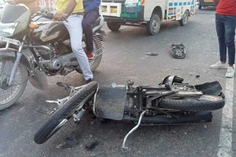 दनियावां, ट्रक, बाइक, टक्कर, 2 की मौत, 4 युवक, बाइक पर सवार