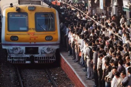 ट्रेन हादसा, मुंबई, यात्री गिरे, 5 मरे, लटककर यात्रा