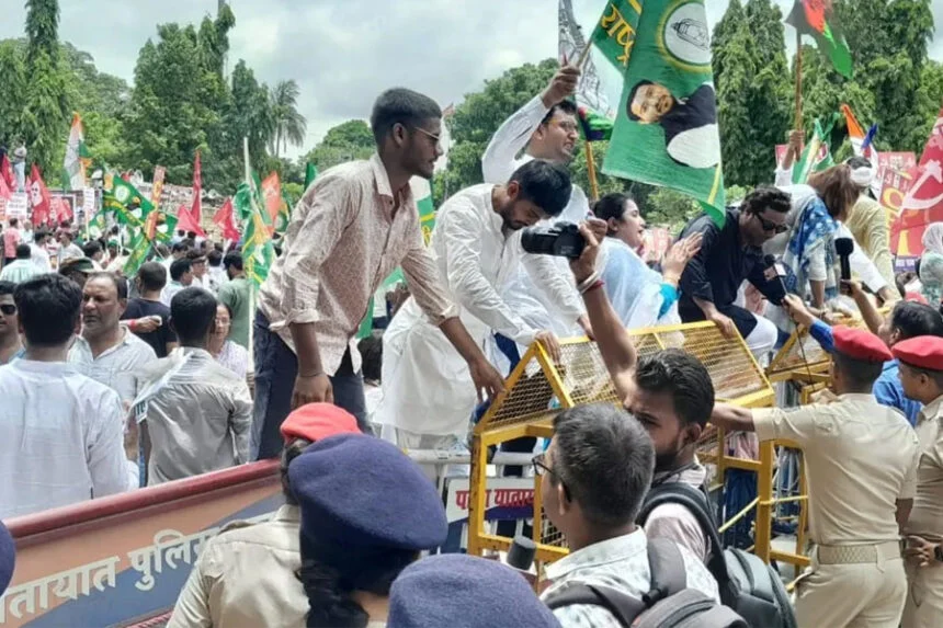 बिहार बंद, असरदार, ट्रेनें रोकी, सड़कें ठप, राहुल गांधी, तेजस्वी