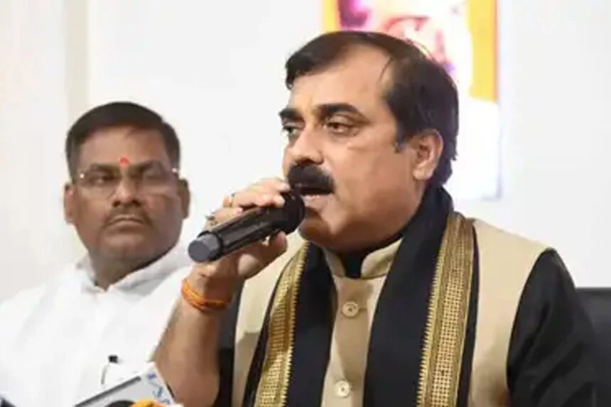 नकली दवा, मंत्री, जीवेश मिश्रा, दोषी करार, विपक्ष, मांगा इस्तीफा