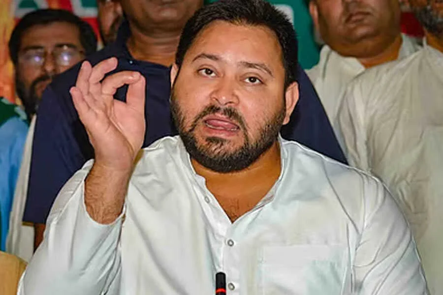 तेजस्वी, कार, टक्कर, मरीन ड्राइव, युवक, अरेस्ट