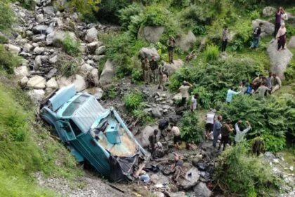 जवानों का वाहन दुर्घटनाग्रस्त 2 की मौत, 16 गंभीर रूप से घायल