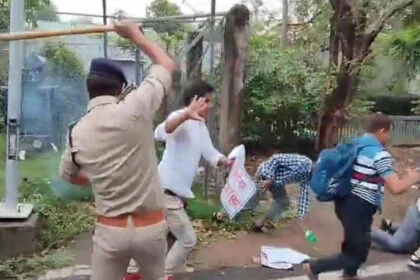 STET, लाठीचार्ज, छात्र, प्रदर्शन, छात्रा, दौड़ाकर पीटा, टीआरई-4
