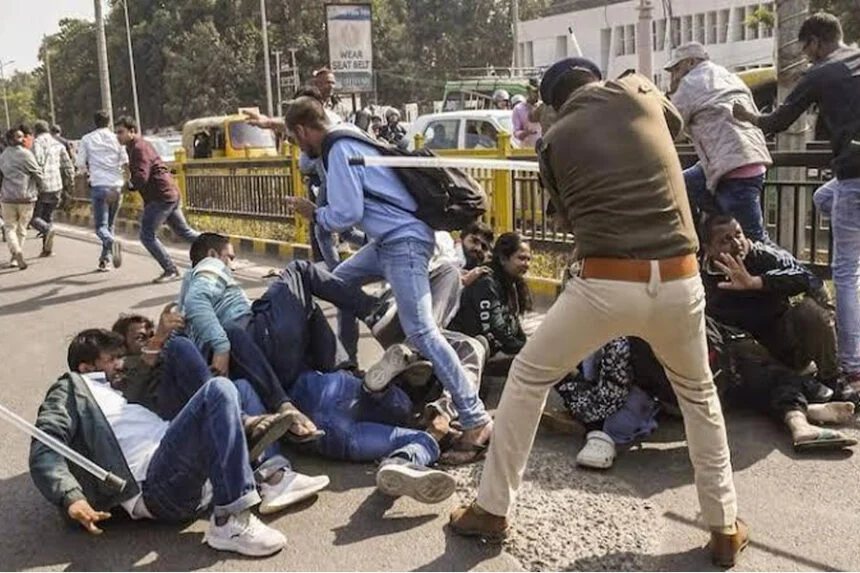 लाठीचार्ज, STET, प्रदर्शन, छात्र, पटना, कई बेहोश, छात्राओं को पीटा