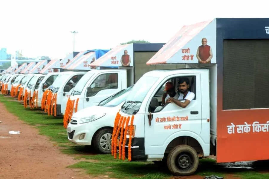 भाजपा, ​चुनावी रथ, रवाना, पीएम मोदी, बचपन, फिल्म, 'चलो जीते हैं'