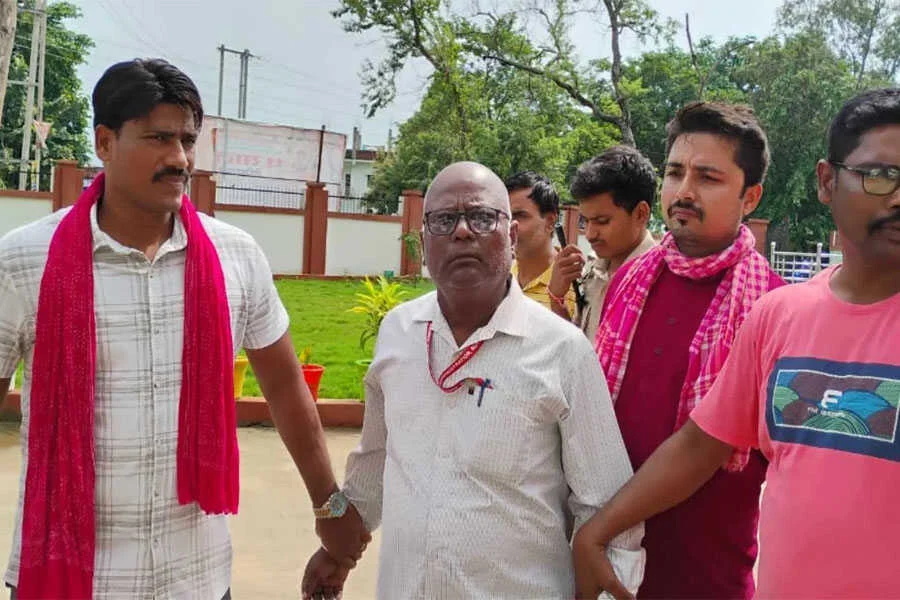 चपरासी, गिरफ्तार, निगरानी ब्यूरो, बिक्रमगंज, सवा लाख, घूस