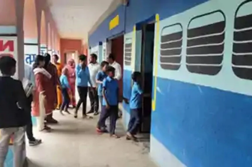 स्कूल, रेलगाड़ी, क्लासरूम, ट्रेन डिब्बा, कटिहार, मिडिल स्कूल, टीचर्स डे