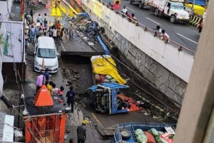 मीठापुर, सड़क, धंसी, पिकअप, गिरे, पटना