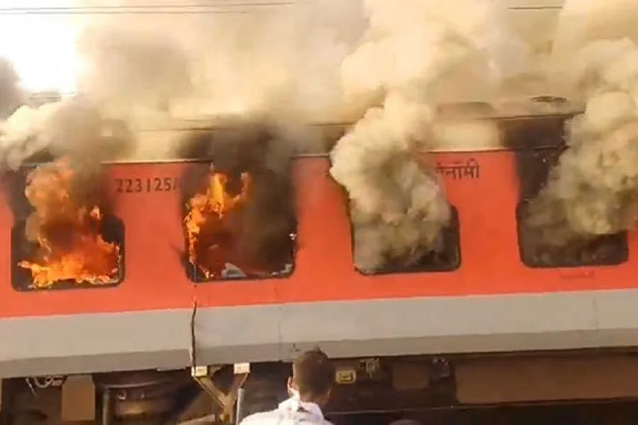 आग, गरीब रथ, अमृतसर, सहरसा, 3 बोगियां, खाक