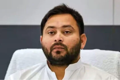 तेजस्वी, दागदार, CM फेस, IRCTC, घोटाला, लालू, बड़े भाई, राबड़ी, चाचा, जमीन, लिखवाई, JDU, हमला