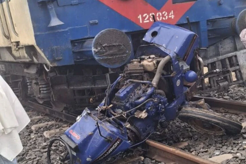 टक्कर, ट्रेन, ट्रैक्टर, आरा, उदवंत नगर