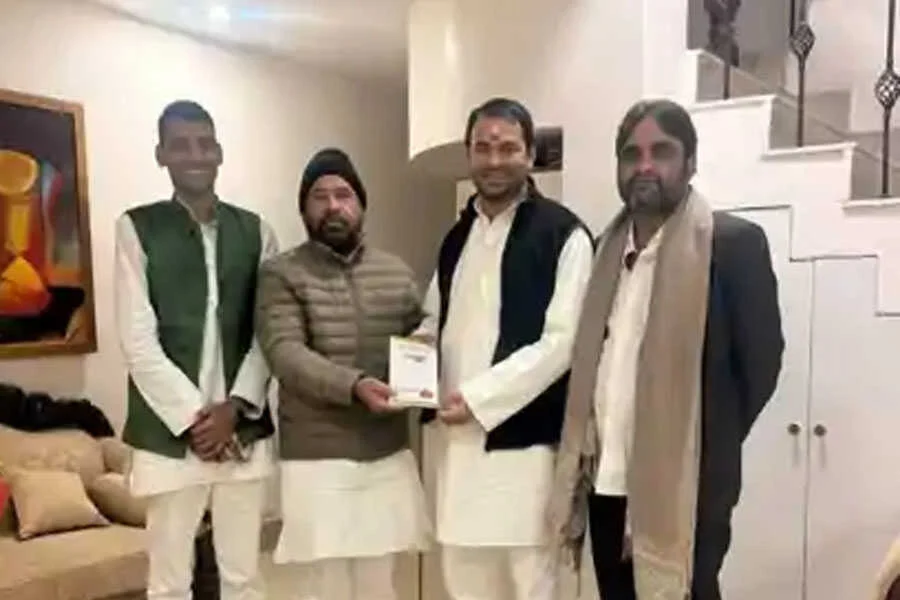 साधु यादव, तेज प्रताप, दही—चूड़ा, न्योता