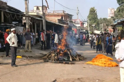 बीच सड़क, दाह संस्कार, महिला, वैशाली, श्मशान, रास्ता, रोका