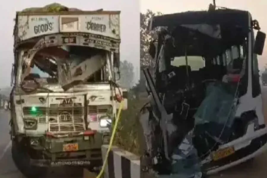 टक्कर, बस, शैक्षिक टूर, 2 शिक्षक, मौत, 11 बच्चे, जख्मी, ट्रक, भिड़ंत