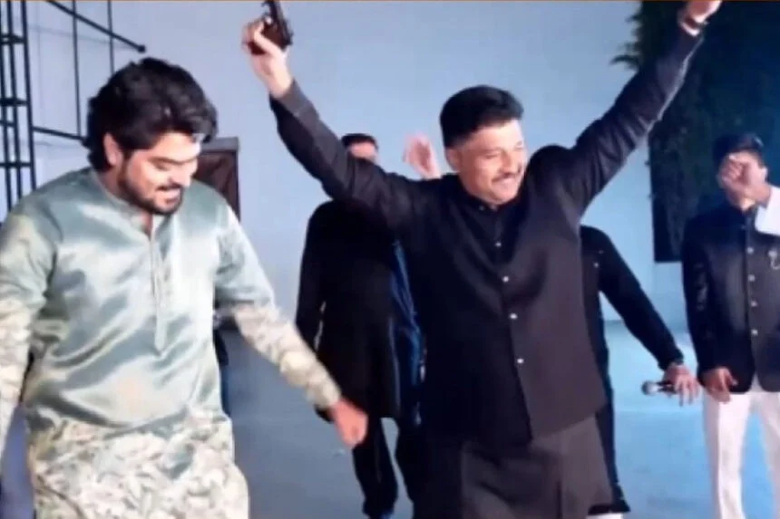 कांग्रेस, नेताजी, रहमान डकैत, लहराई गन, रील, वीडियो, वायरल, कर्नाटक