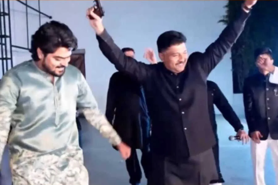 कांग्रेस, नेताजी, रहमान डकैत, लहराई गन, रील, वीडियो, वायरल, कर्नाटक