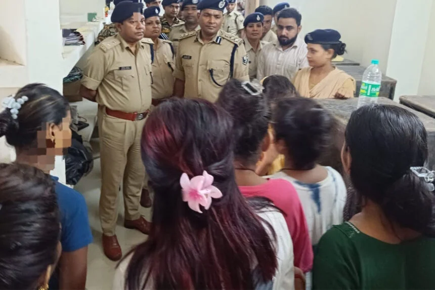 रेस्क्यू, नाबालिग, 15 लड़कियां, सारण, आर्केस्ट्रा, छापेमारी