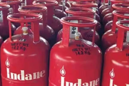 पटना, LPG, किल्लत, अफरातफरी, गैस एजेंसी, भारी भीड़, मंत्री, जमाखोर, चेतावनी, बिहार