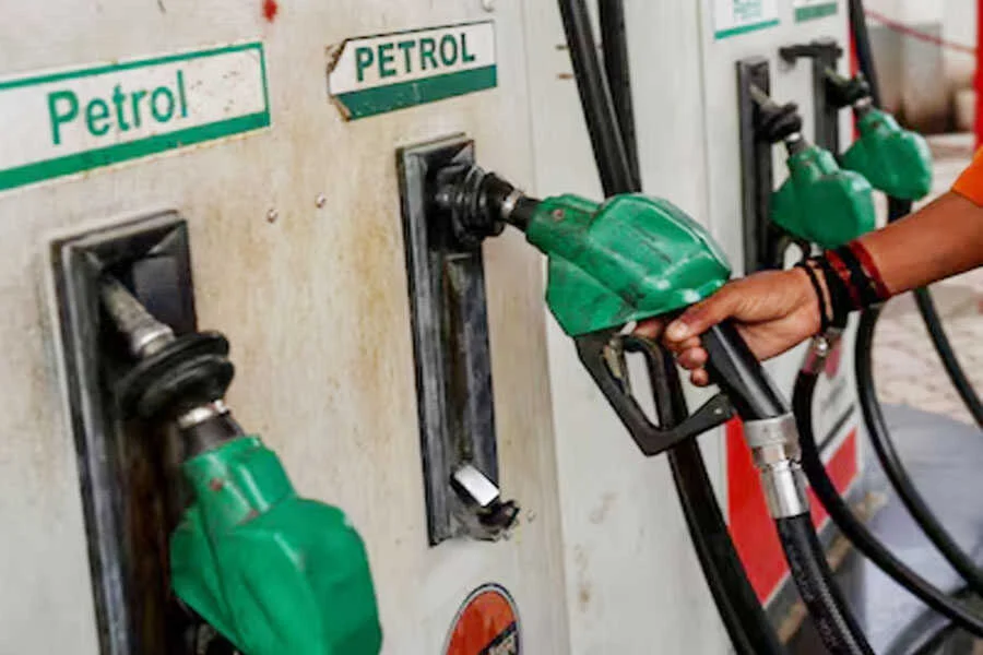 पेट्रोल, डीजल, उत्पाद शुल्क, घटा, 10 रु, ईरान युद्ध, केंद्र सरकार