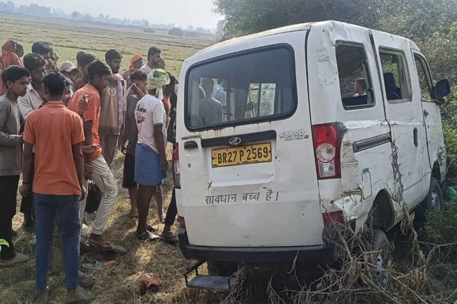 नवादा, स्कूल वैन, खेत, पलटी, बच्ची, मौत, 25 बच्चे, जख्मी