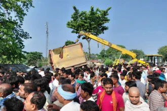 हाइवा, गिट्टी, पलटा, ऑटो, CISF जवान, पत्नी, ड्राइवर, मौत, स्टेशन, खगड़िया