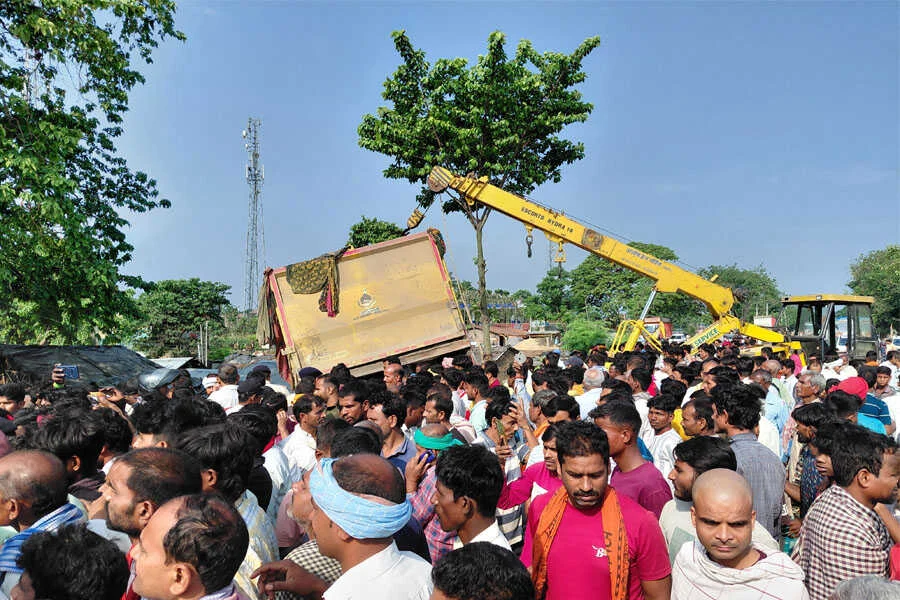 हाइवा, गिट्टी, पलटा, ऑटो, CISF जवान, पत्नी, ड्राइवर, मौत, स्टेशन, खगड़िया