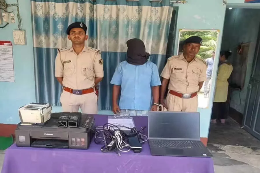 फर्जी आधार, नेटवर्क, किशनगंज, भंडाफोड़, प्रिंसिपल, सरपंच, थंब क्लोन, मुहर, बरामद