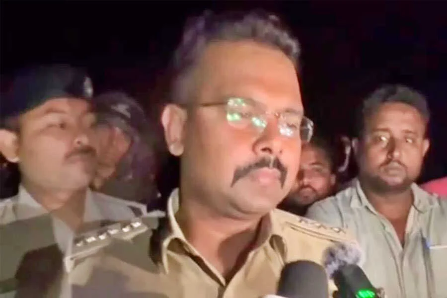बेतिया, पुलिस, हमला, लूट, आरोपी, छापा, 3 जवान, घायल