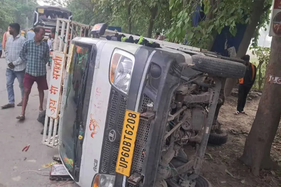 पिकअप, टक्कर, ट्रक, छपरा, यूपी, 4 मौत, आर्केस्ट्रा, कलाकार, 6 गंभीर