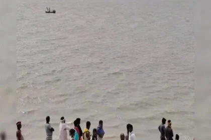 गंगा, नाव, डूबी, मोहिउद्दीन नगर, बाढ़, 14 लापता, दो शव, बरामद