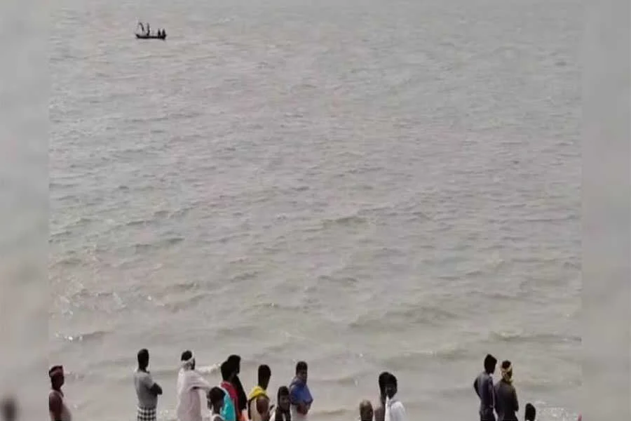 गंगा, नाव, डूबी, मोहिउद्दीन नगर, बाढ़, 14 लापता, दो शव, बरामद