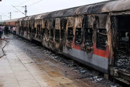 स्टेशन, ट्रेन, आग, मधुबनी, जयनगर-उधना, एक्सप्रेस, 2 बोगियां, खाक