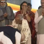 पीएम मोदी, छुए पैर, माखनलाल सरकार, शुभेंदु, शपथ, मंच, बुजुर्ग