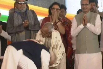 पीएम मोदी, छुए पैर, माखनलाल सरकार, शुभेंदु, शपथ, मंच, बुजुर्ग