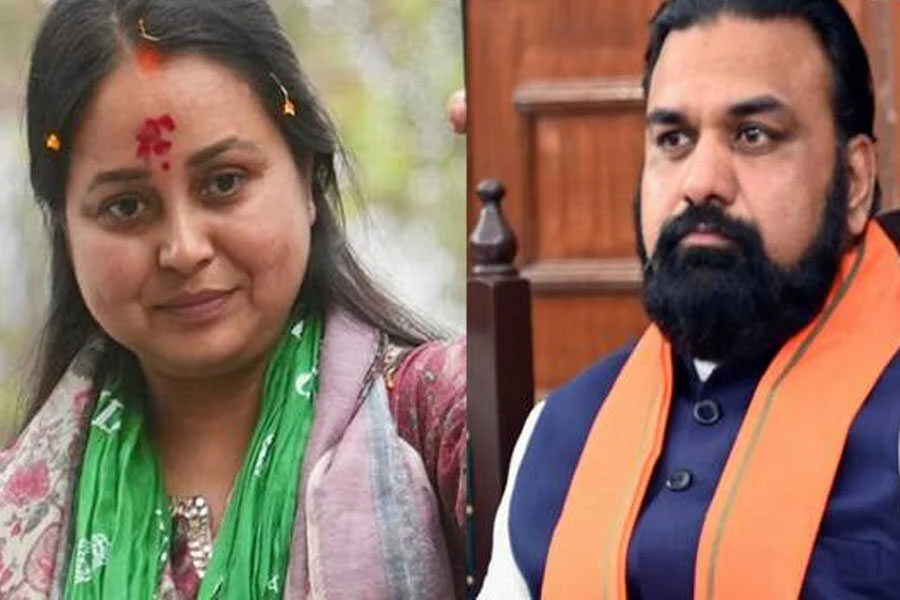 CM हाउस, शराब, बोतल, रोहिणी, तंज