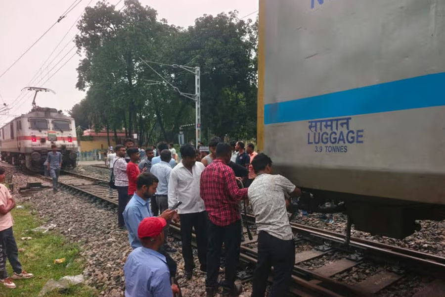 ईंजन, बोगी, आगे दौड़ा, किशनगंज, गरीब नवाज एक्स.