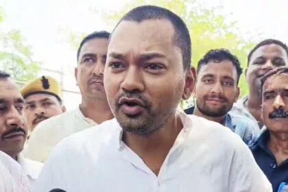 निशांत, दिल्ली, कांग्रेस, राजद, असंवेदनशील, स्वास्थ्य मंत्री, मुजफ्फरपुर, आग