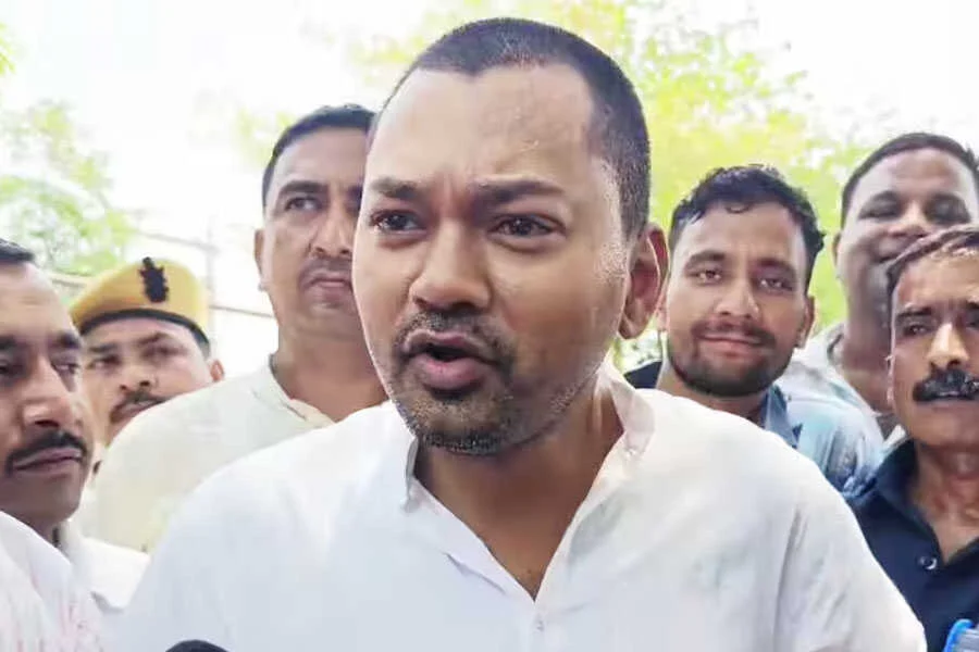 निशांत, दिल्ली, कांग्रेस, राजद, असंवेदनशील, स्वास्थ्य मंत्री, मुजफ्फरपुर, आग