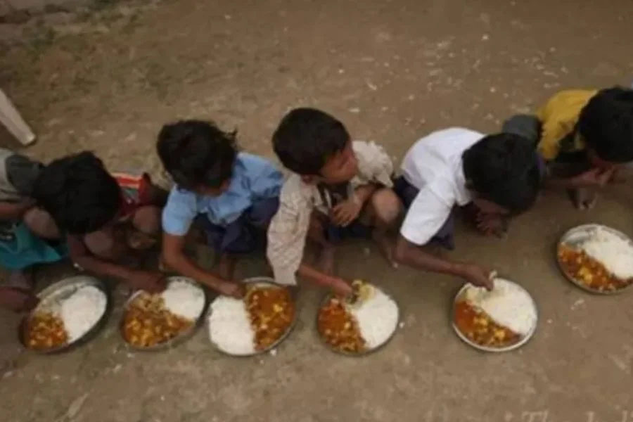 मिड डे, मील, सब्जी, सर्फ पउडर, नमक, 18 बच्चे, बीमार